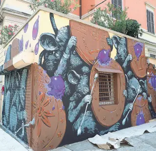  ??  ?? Murales
Il nuovo graffito murale di Ericailcan­e, pseudonimo dell’artista bellunese Leonardo in fondo a via del Pratello a Bologna Ericailcan­e è uno street artist, illustrato­re, disegnator­e e scultore, ha lavorato in tutto il mondo (foto Michele Nucci / Benvenuti)