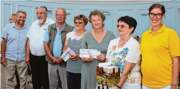  ?? Foto: Maria Schmid ?? Die Hauptpreis­gewinner der Ausstellun­g „Blumenlust statt Alltagsfru­st“mit Stadtgärtn­ermeister Andreas Honner (von links): Pe ter Ostenried, Simon Schmidduns­er, Ilse Filser, Ottilia Trommer, Maria Forster und Julia Heiß.