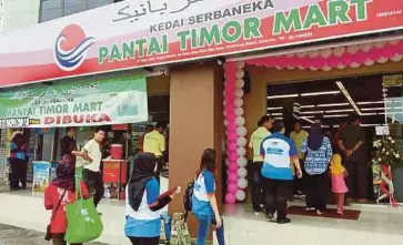  ??  ?? ORANG ramai mengujungi Pantai Timor Mart cawangan Kampung Kota.