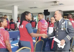  ?? FUENTE EXERNA ?? Ney Aldrín Bautista Almonte saluda a la doble medallista de oro en pesas, Crismery Santana. Observan Beatriz Pirón y Mario Castro.