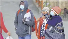  ?? DEEPAK SANSTA/HT ?? Tourists wearing surgical masks as a precaution­ary measure on The Ridge in Shimla on Sunday.