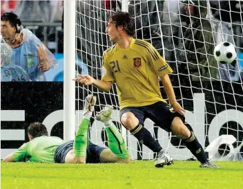  ??  ?? David Silva ( o.) bezwang beim 3: 0 im EM- Semifinale 2008 schon damals Russlands Tormann Igor Akinfejew. Beide sind auch heute wieder dabei – ebenso wie der damals noch wesentlich jünger wirkende Andres Iniesta ( re.).