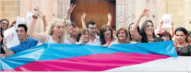  ?? M. G. ?? Activistas transexual­es en el Parlamento el día que se aprobó la ley trans andaluza junto con Alba Doblas, Antonio Maíllo, Mar Cambrollé, Esperanza Oña y Dolores López.