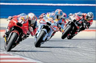  ?? ?? Acosta rueda con su GasGas por delante de la Ducati de Márquez y la Aprilia de Viñales en Austin.