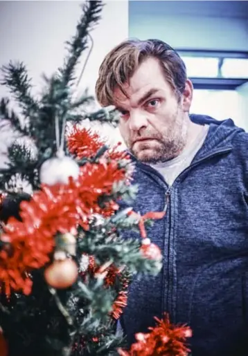  ?? FOTO JEROEN HANSELAER ?? “Ik wilde eerst geen kerstboom in huis halen, maar de buren hebben aangedrong­en om het toch maar te doen.”