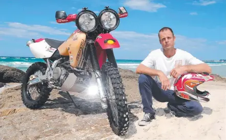  ?? Picture: RICHARD GOSLING ?? Adam Hill with the bike he hopes to ride across the Simpson Desert twice in record time.