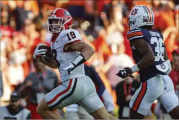  ?? STEW MILNE — THE ASSOCIATED PRESS ?? Georgia tight end Brock Bowers scores the winning touchdown on a catch and run with 2:52left against Auburn.