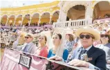  ??  ?? Los diseñadore­s de moda Victorio y Lucchino junto a Carmen Tello en una de las corridas de toros de la feria.