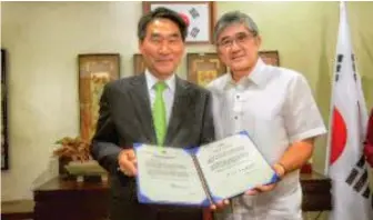  ??  ?? Korean Ambassador Jae-shin KIM with Honorary Consul Edgard Ang.