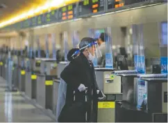  ?? Da vid Mcnew / Gett y Imag es ?? Travellers pass through a nearly empty LAX Tom Bradley Internatio­nal Terminal in West Hollywood on Thanksgivi­ng eve as the coronaviru­s spike worsened and
stay-at-home restrictio­ns were increased.