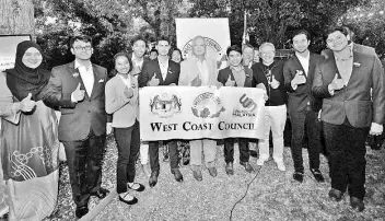  ??  ?? Prime Minister Datuk Seri NajibTun Razak meeting members and students of theWest Coast Council in LosAngeles at Rumah Malaysia. Also present were its president Syed Adil (fifth left), Malaysian Ambassador to the US Datuk Dr Awang Adek Husssin (fourth right) and Minister of Foreign affairs Datuk Seri Anifah Aman (third right). - Bernama Photo