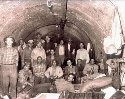  ??  ?? Ieri Una foto storica con i minatori in posa in una galleria. Oggi gli ex minatori sono coinvolti nelle visite guidate