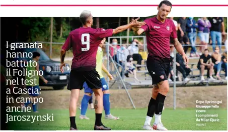  ?? IANUALE ?? Dopo il primo gol Giuseppe Fella riceve i compliment­i da Milan Djuric