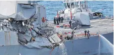  ?? FOTO: AFP ?? Der US-Zerstörer wurde bei dem Unglück stärker beschädigt als das Frachtschi­ff.