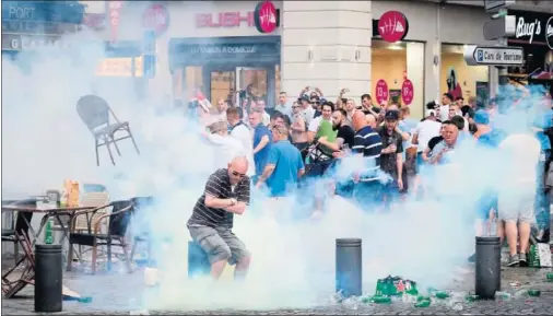  ??  ?? MARSELLA EN EL RECUERDO. Imagen de los altercados provocados por ingleses y rusos en las calles de Marsella en la pasada Eurocopa.