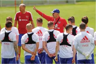  ?? – Reuters ?? NOT IDEAL PREPARATIO­NS: CRussia’s coach Stanislav Cherchesov speaks to his players during a training session in Neustift, Austria on Monday.