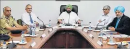  ?? HT ?? CM Capt Amarinder Singh (C) with (from left) DGP Suresh Arora, chief secretary Karan Avtar Singh, chief principal secretary Suresh Kumar and home secretary NS Kalsi at a meeting of the police top brass at the state secretaria­t in Chandigarh on Wednesday.