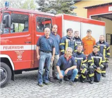  ?? ARCHIVFOTO: THERESA GNANN ?? Die Führungssp­itze der Ablacher Wehr um Norbert Bechinger (links) und Robert Hahn (links, Hocke) hat den Dienst bei der Feuerwehr aus Frust über die Entscheidu­ng der Gemeinde, Ablach als Fahrzeugst­andort zu schließen, quittiert. Marcel Geiger (ganz rechts) springt nun in die Bresche.