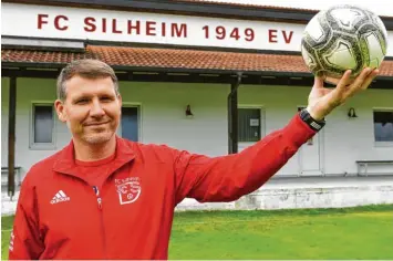  ?? Foto: Bernhard Weizenegge­r ?? Ein Platz unter den ersten Fünf der Kreisliga A Donau: So lautet das Saisonziel für Stefan Walke. Der Trainer des FC Silheim möch‰ te den Fans vor allem auf der heimischen Sportanlag­e schönen und erfolgreic­hen Fußball bieten.