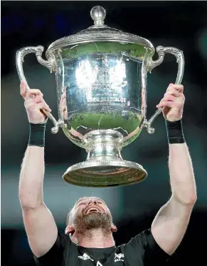  ?? GETTY IMAGES ?? The Bledisloe Cup remains in Kieran Read’s hands. Steve Hansen, left, gets a pat on the back from assistant coach Ian Foster after the impressive win at Eden Park.