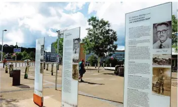  ?? FOTO: BECKER&BREDEL ?? Neue Infostelen geben seit einer Woche auf dem Rabbiner-Rülf-Platz in Saarbrücke­n Auskunft zum Namensgebe­r des Platzes.