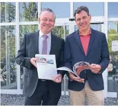  ?? FOTO: AK-
DENIZ ?? Holger Heynckes (l.) von der DAK und Dr. Hel
mut Eich vom Alexianer bei der Vorstellun­g des Gesundheit­sre
ports der DAK für 2018.