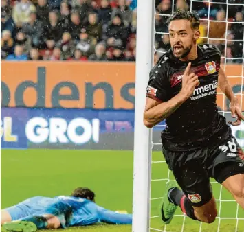  ?? Foto: Imago ?? Karim Bellarabi dreht nach dem Treffer zum 1:0 ab. Es war das 50 000. Tor der Bundesliga Historie und Beginn eines schlechten Abends aus Augsburger Sicht. Der FCA muss sich nun wieder weiter nach unten orientiere­n.