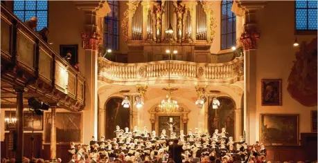  ??  ?? In der evangelisc­hen Heilig Kreuz Kirche führen die Augsburger Domsingkna­ben die Matthäuspa­ssion auf.