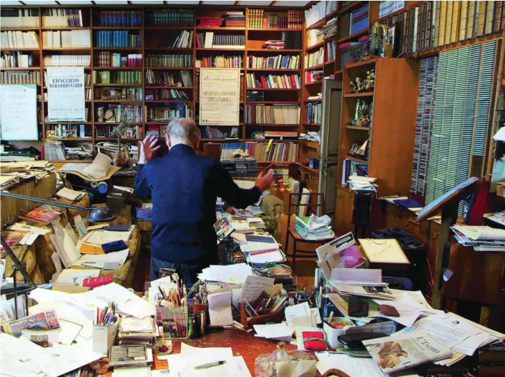  ?? ?? Morricone sumergido en la incalculab­le cantidad de libros, documentos y partituras que atesoraba en su apartament­o del Trastevere