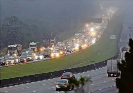  ?? Rivaldo Gomes/Folhapress ?? Trânsito carregado na rodovia dos Imigrantes, no sentido litoral sul de SP, nesta sexta-feira (4)