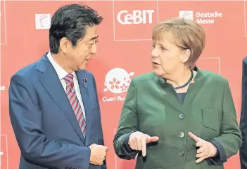  ?? FOTO: DPA ?? Kanzlerin Angela Merkel und Japans Premiermin­ister Shinzo Abe eröffneten gestern Abend die Cebit in Hannover. Japan ist in diesem Jahr das Partnerlan­d der Technologi­emesse und schickt 120 Aussteller.