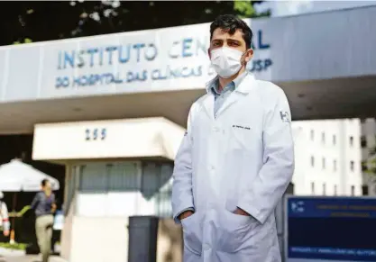  ?? Rubens Cavallari/folhapress ?? O médico Herico José Pinto Blaschi Neto, 28 anos, em frente ao Hospital das Clínicas, na região central de São Paulo, onde ele fez residência no ano passado, no início da pandemia do novo coronavíru­s