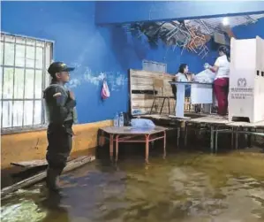  ?? ?? En zona rural de Sucre hubo puestos de votación `anfibios': el agua llegab