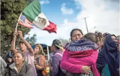  ??  ?? la hondureña Leticia Núñez y su hija junto grupo de migrantes en tijuana que intenta abrirse paso rumbo a estados Unidos