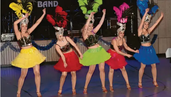 ?? Fotos: Heike Scherer ?? Mit bunt glitzernde­n Kostümen und Kopfschmuc­k zeigten die Gardemädch­en des FKM Lach Moro ihr Jubiläums-Showprogra­mm.