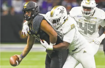  ?? Tom Reel / San Antonio Express- News ?? DJ Uiagalelei ( left, in the AllAmerica­n Bowl in January) will be Clemson’s starting quarterbac­k this week.