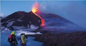  ??  ?? In azione Salvo Caffo, qui a fianco, dirigente del parco dell’Etna, analizza i gas da uno dei crateri. Sotto due guide dell’Etna in prossimità del cratere di Sudest, a quota 3.200 metri, dove inizia la colata