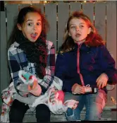  ?? Janelle Jessen/Herald-Leader ?? Two youngsters shout Christmas greetings from a float.