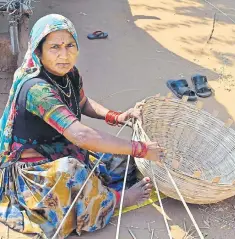  ?? GAYATRI JAYARAMAN/HT PHOTO ?? ▪ A woman basket weaver from the Bansfodia tribe. They know no other skill and remain unsettled