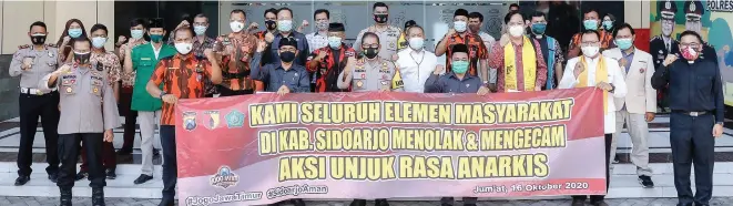  ?? ALFIAN RIZAL/JAWA POS ?? SEPAKAT: Forum kerukunan umat beragama (FKUB), mahasiswa, pelajar, dan beberapa kelompok pemuda menolak dan mengecam aksi anarkistis saat unjuk rasa.