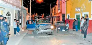  ??  ?? AL YA no dar marcha, la camioneta fue abandonada por su conductor.