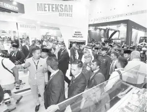  ?? — Gambar Bernama ?? TINJAU: Sultan Abdullah dan Sheikh Khaled berkenan berangkat melawat Pameran Maritim dan Aeroangkas­a Antarabang­sa Langkawi 2023 (LIMA’23) di Pusat Pameran Antarabang­sa Mahsuri (MIEC). Turut berangkat Tengku Hassanal.