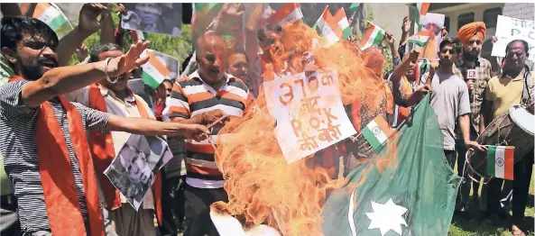  ?? FOTO: AP ?? Radikale Hindus verbrennen eine pakistanis­che Flagge in der zu Kaschmir gehörenden Stadt Jammu.