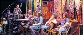  ??  ?? Voodoo Jürgens mit Band und das Darsteller­innentripe­l auf der tollen Bühne von Sarah Sassen – eine Schrankwan­d voller Überraschu­ngen.