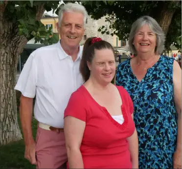  ?? ?? Karen with her parents Carol and Robert