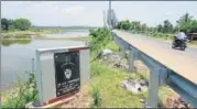  ?? ARIJIT SEN/HT ?? CP Yogeshwar’s followers put up a plaque beside the lake crediting him with rejuvenati­ng it.