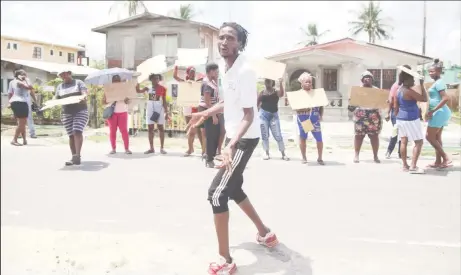  ?? Keno George) (Photo by ?? Phillip Chase directs his neighbours during the protest of the Mocha/Arcadia NDC.