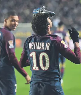  ?? FOTO: EFE ?? Neymar se lo dedicó a Ronaldo Celebró su 20ª gol sacándose la bota