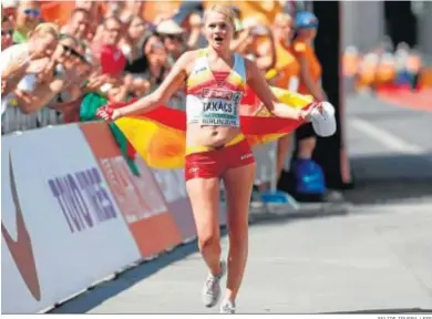  ?? FELIPE TRUEBA / EFE ?? La atleta española Julia Takacs celebra su tercera posición en los 50 kilómetros marcha en Berlín.