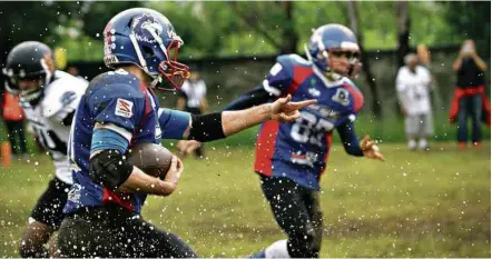  ?? Divulgação ?? Blue Birds em jogo contra Corinthian­s Steamrolle­rs, em janeiro, no Centro de Treinament­o da Portuguesa, em São Paulo